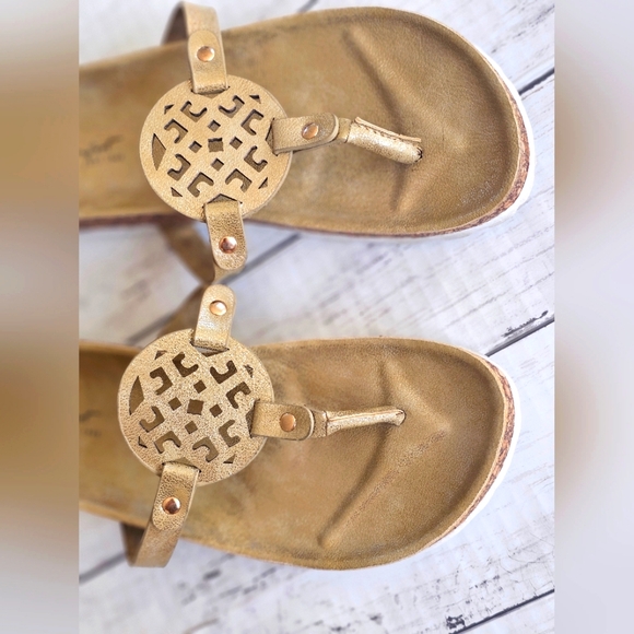 C Comfort Gold Shimmer Metallic Slip on Sandals Cork Trim Strappy Size 7 - Picture 4 of 10
